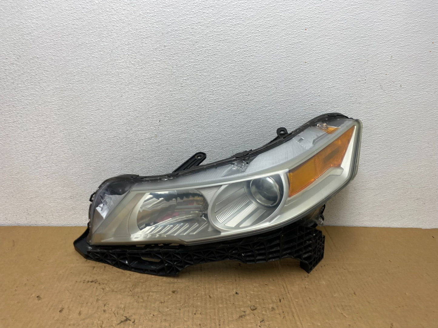 2009 to 2011 Acura TL Headlight Left Driver LH Side Xenon HID AC8130 DW0