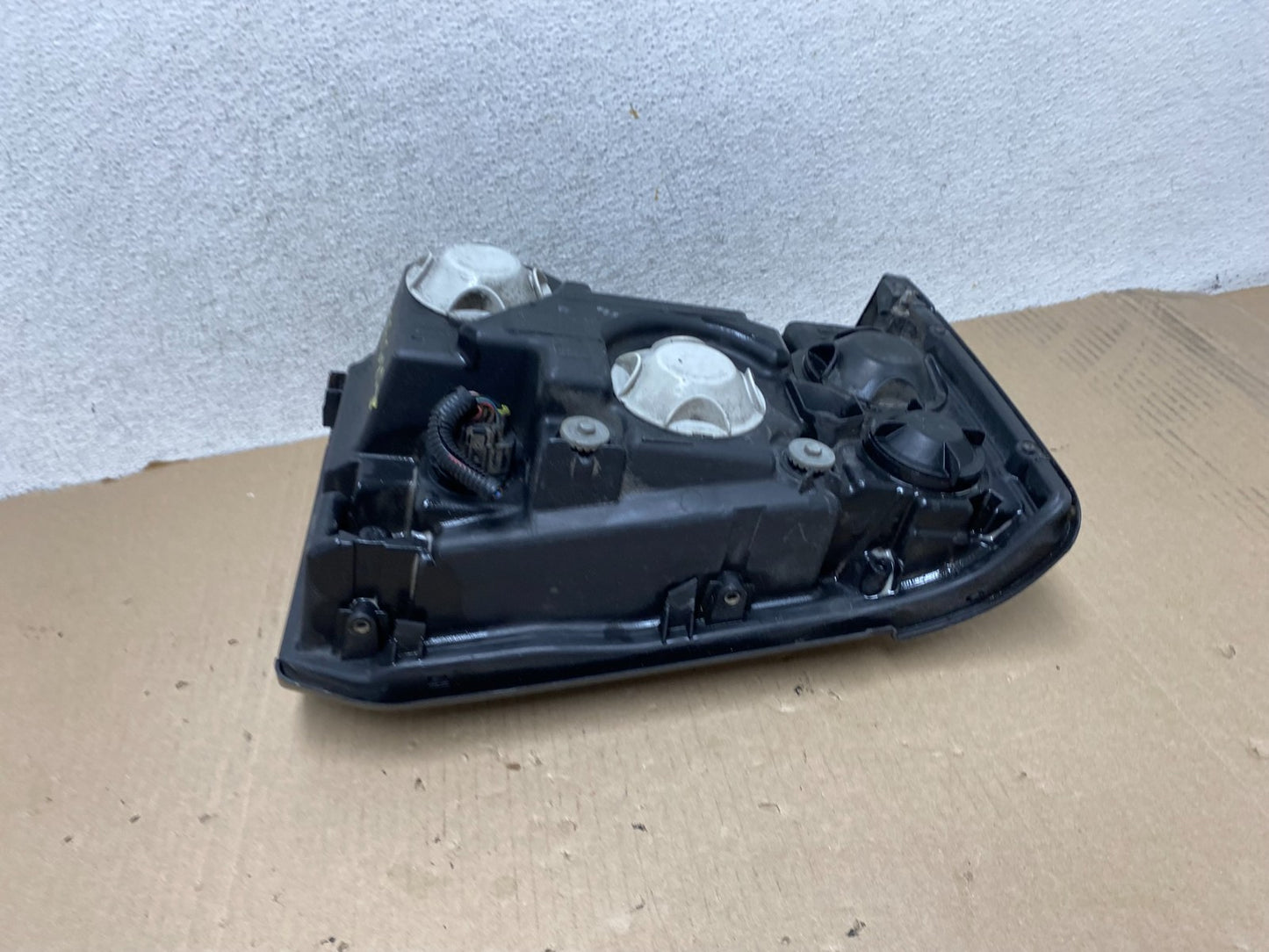 2003-2004 Land Rover Discovery Left Driver LH Halogen Headlight AG6853 DW9