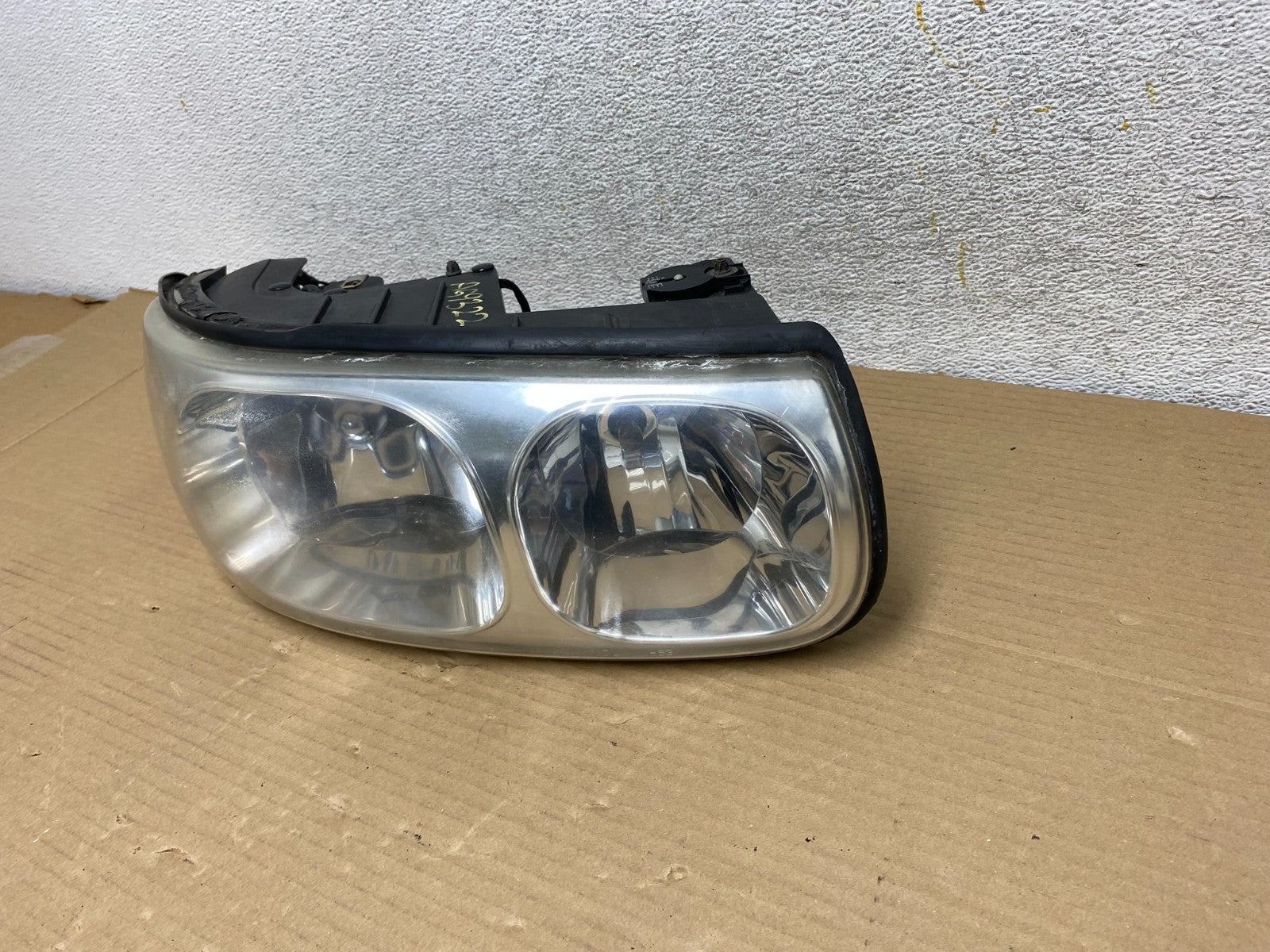 2000 to 2005 Buick Lesabre Headlight Right Passenger Side Halogen AG9322 DW2
