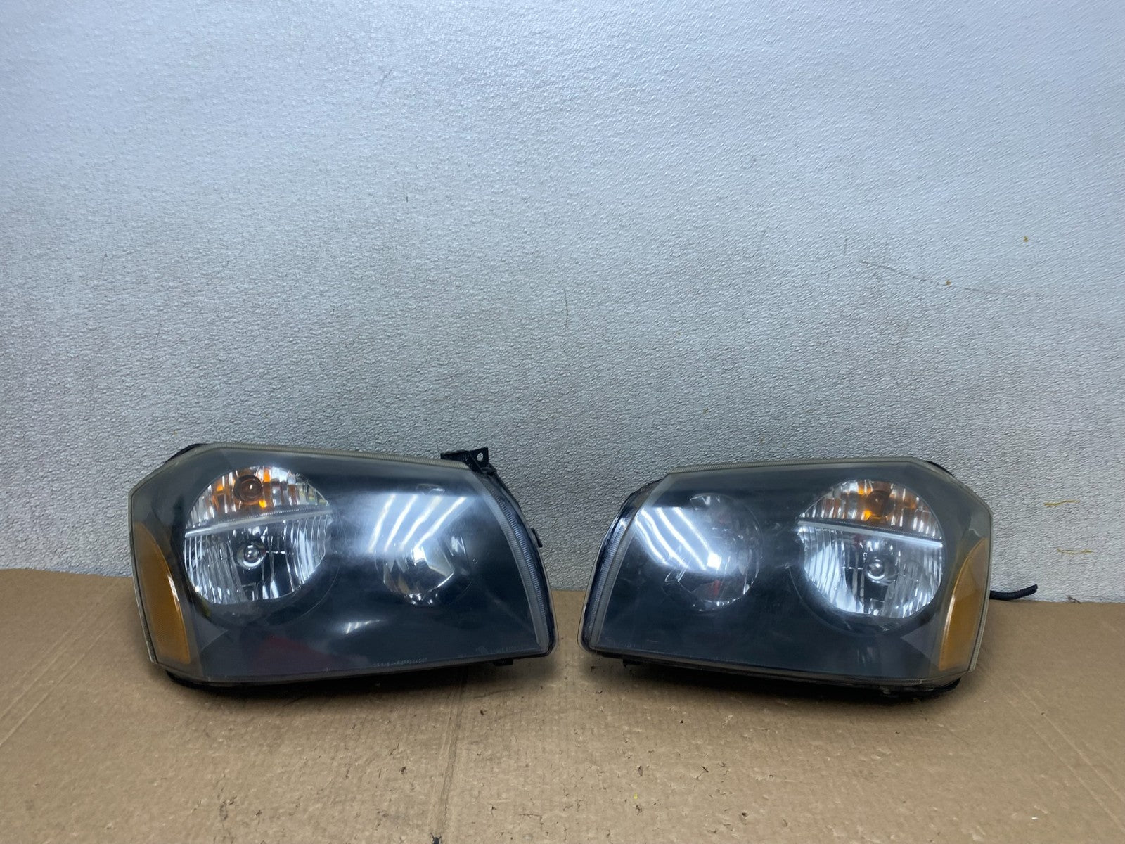 2005 2006 2007 Dodge Magnum Left+Right Side Headlights Oem V3020 DW0