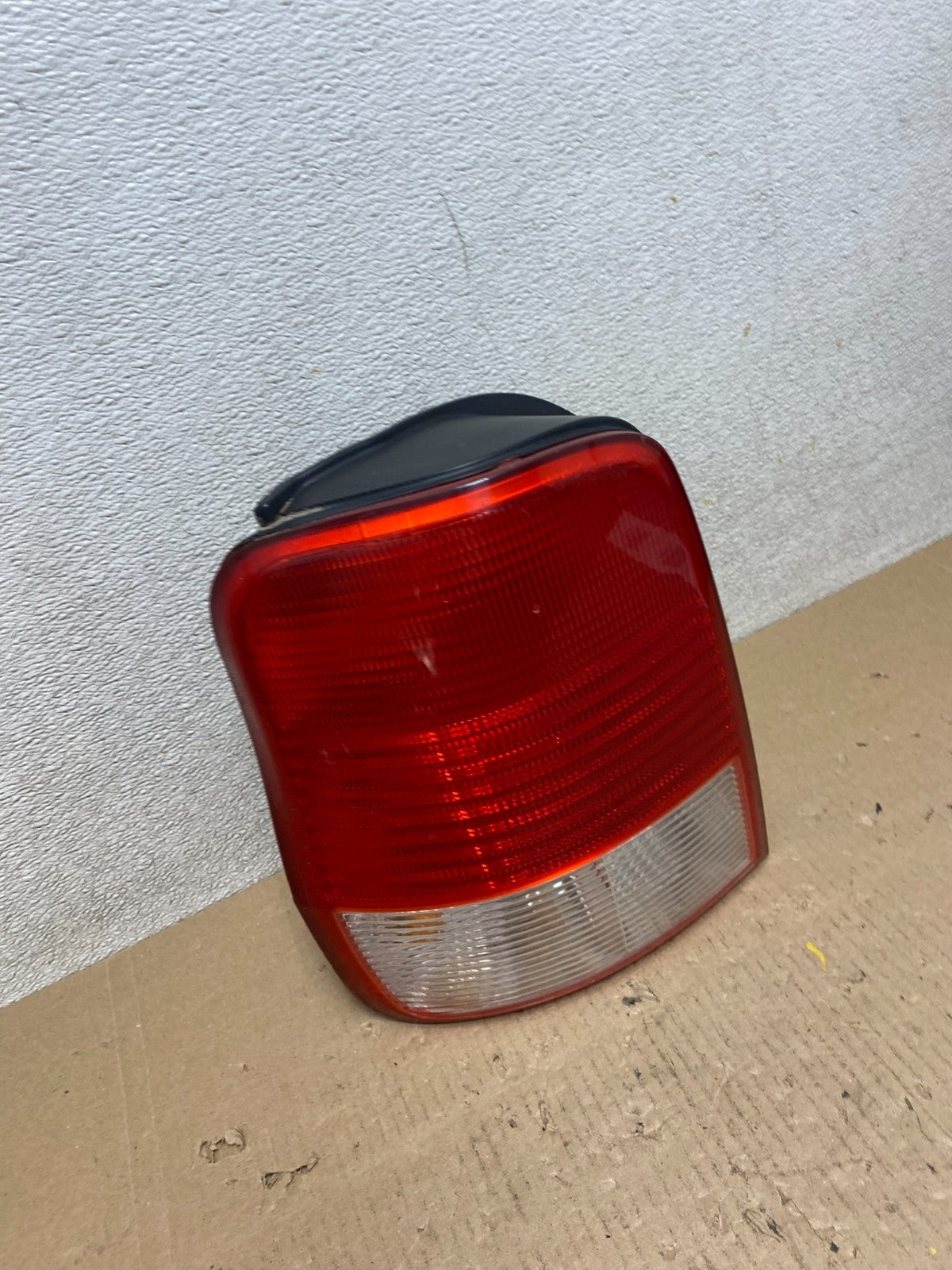 2002 Kia Sedona Left Driver LH Side Tail Light Oem R8199 DG2