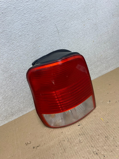 2002 Kia Sedona Left Driver LH Side Tail Light Oem R8199 DG2