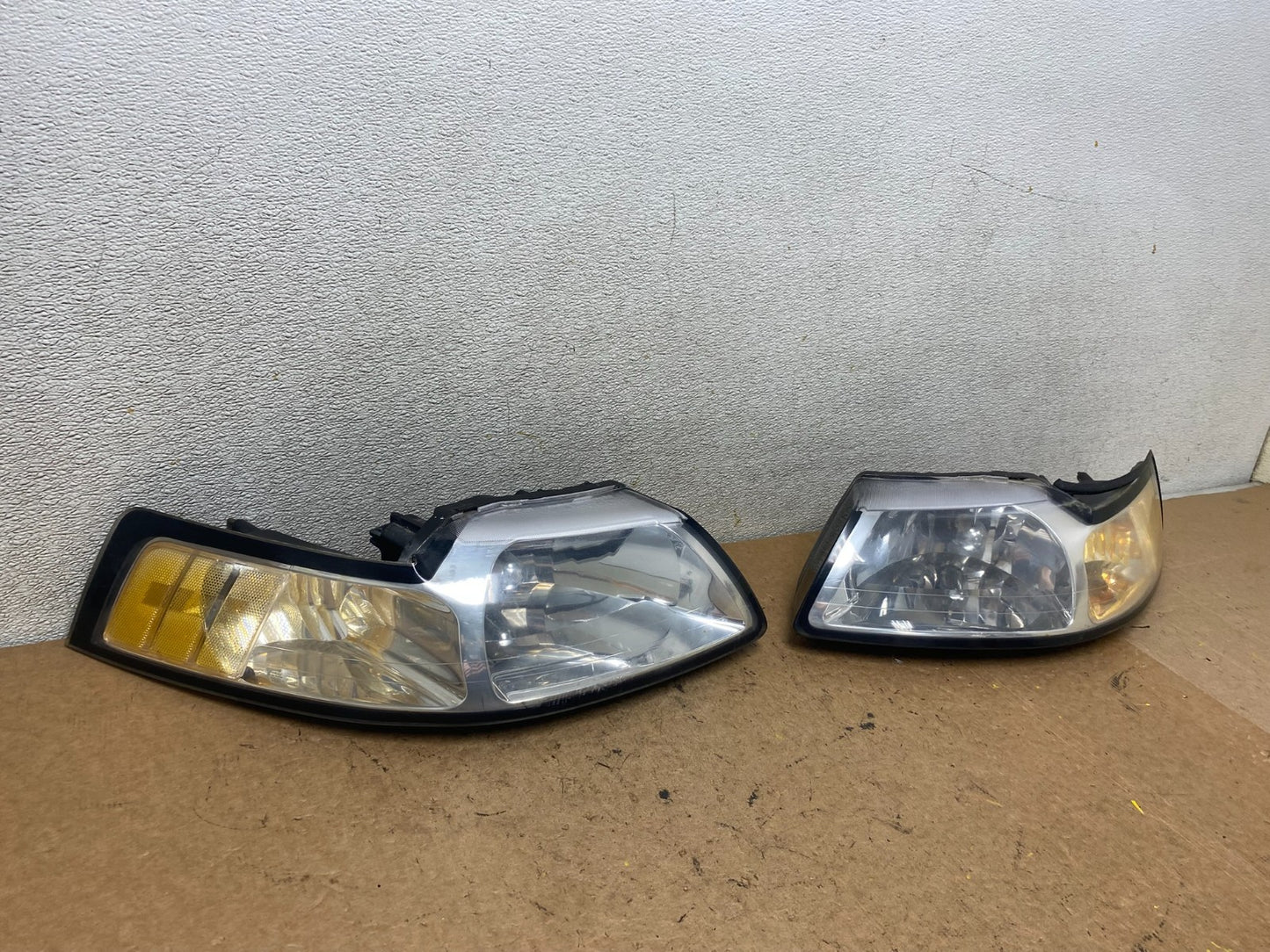 1999 to 2004 Ford Mustang Left+Right Set Side Headlights S7941 DW2