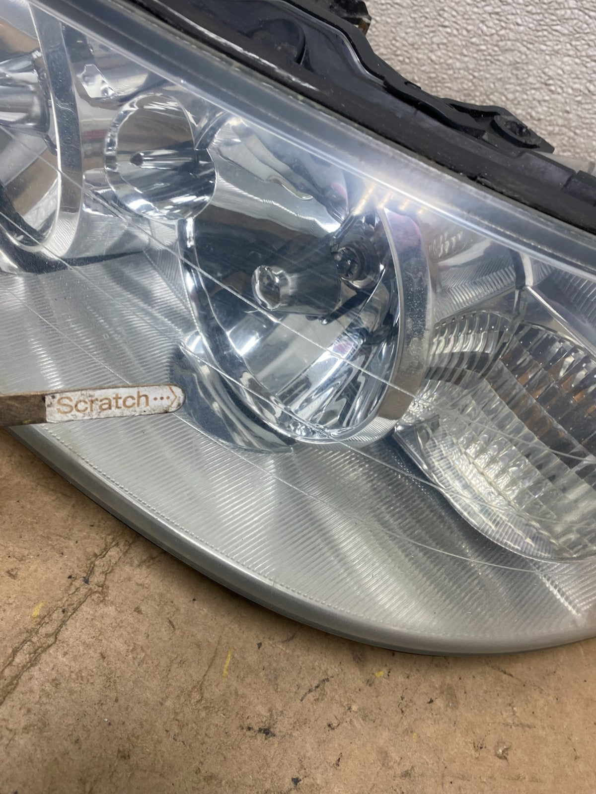 2005 to 2011 Lincoln Town Car Left Driver LH Side Headlight X7203 DW4