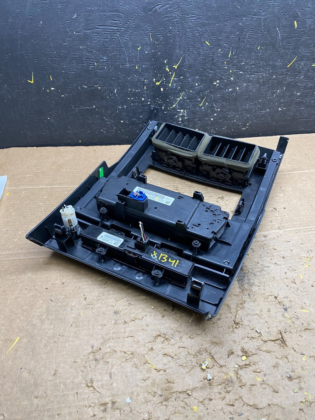 2008 to 2012 Jeep Liberty Dash Climate Temperature Control Radio Bezel x1341 DG4