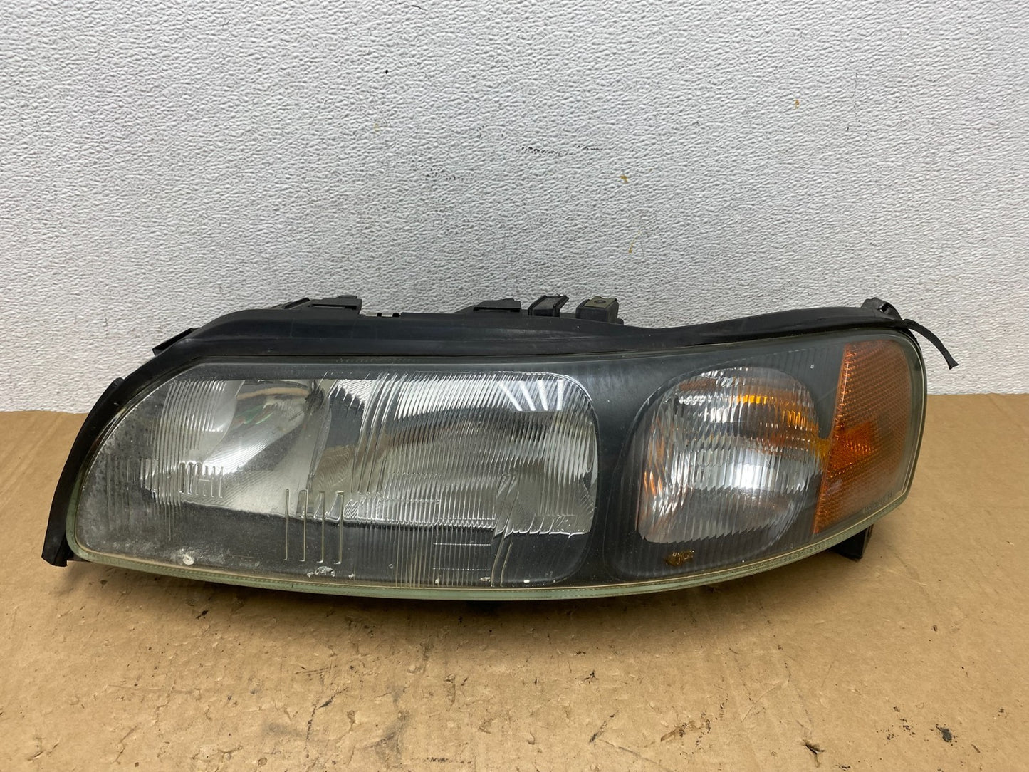2001 2002 2003 2004 Volvo V70 XC70 Left Driver Side Headlight AD3754 DW0