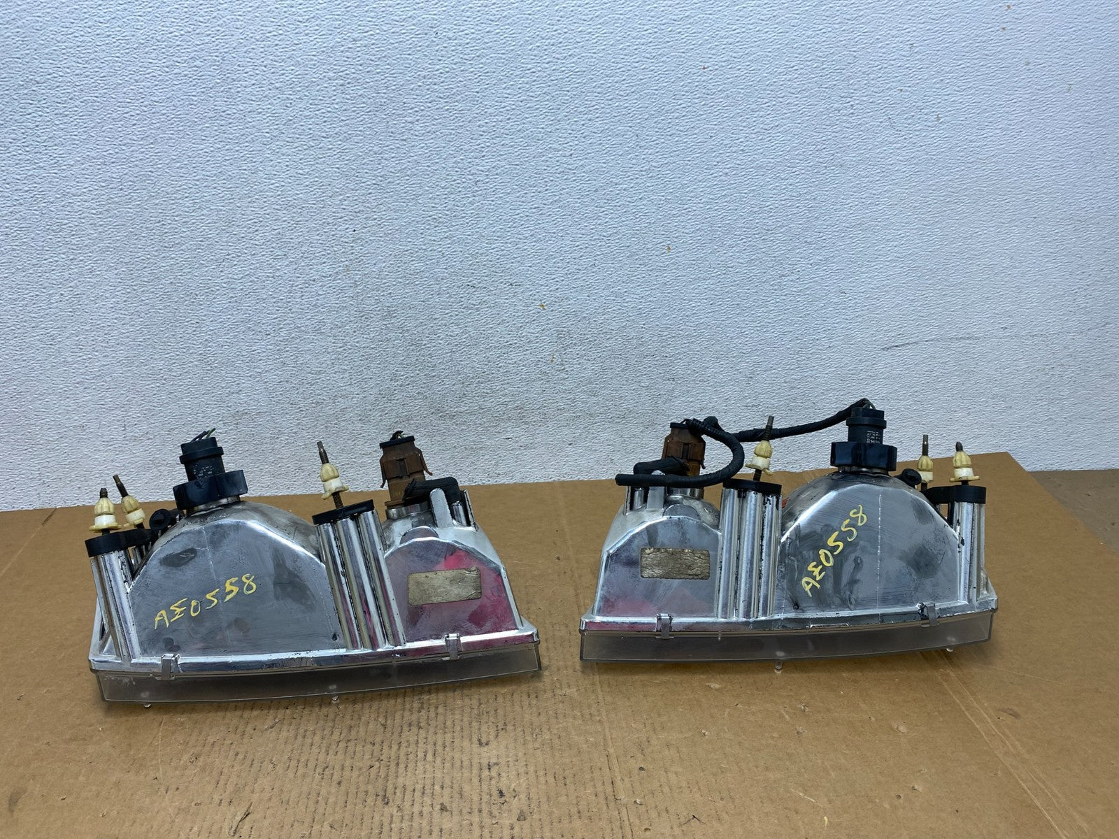 1998 to 2002 Mercury Grand Marquis Left+Right Set Halogen Headlight AE0558 DG8