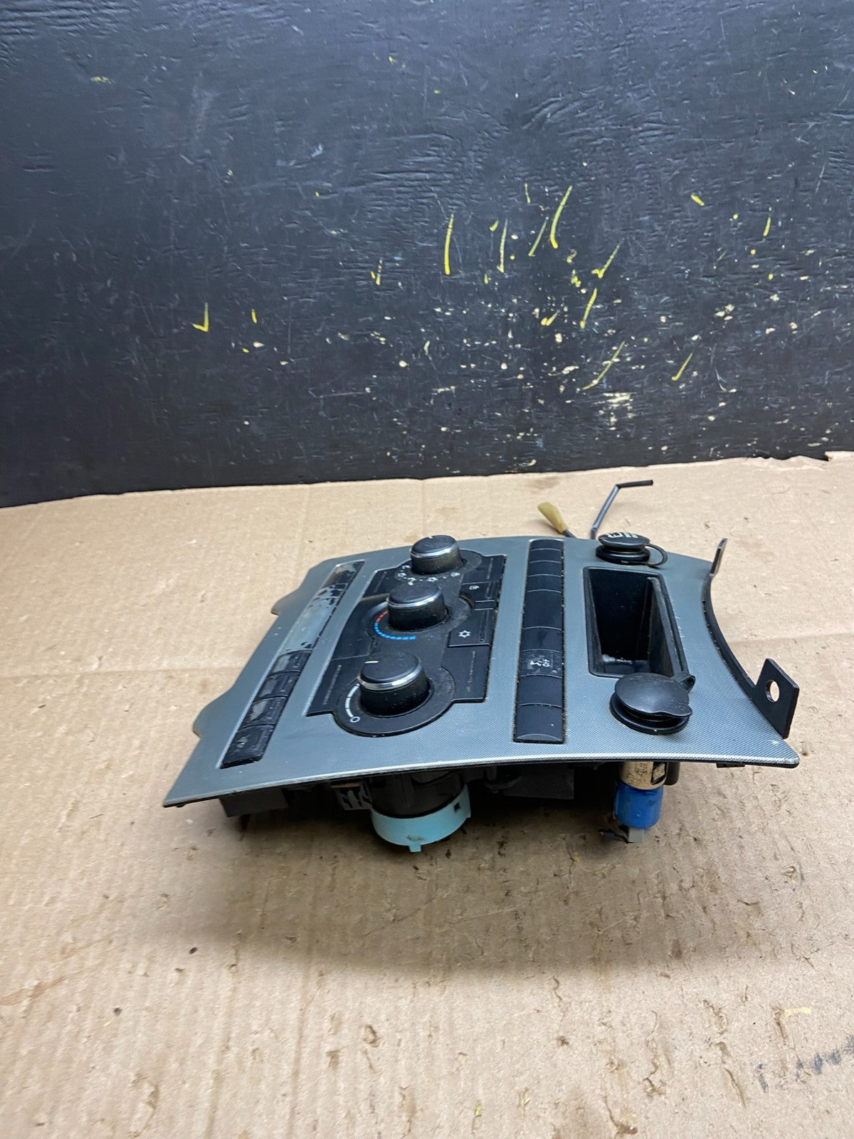 2005 to 2007 Jeep Commander Grand Cherokee A/C Climate Control Bezel Y5475 DG3