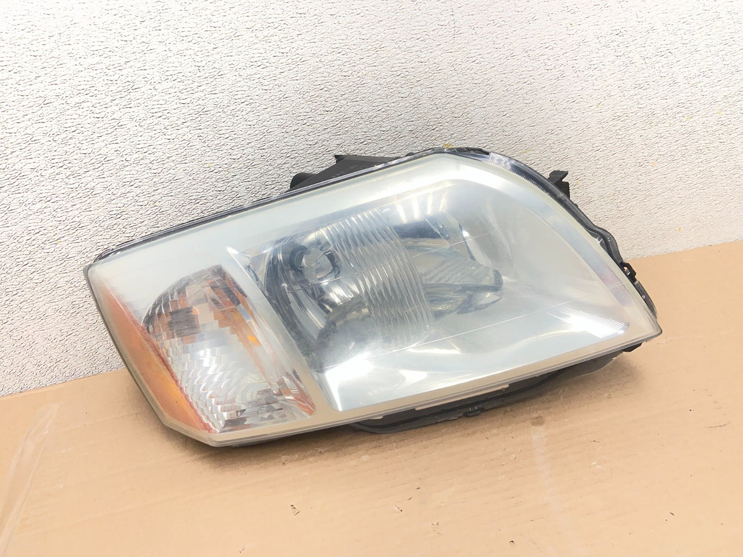 2004 - 2011 Mitsubishi Endeavor Headlight Right Passenger Rh Side Oem AA8713 DW0