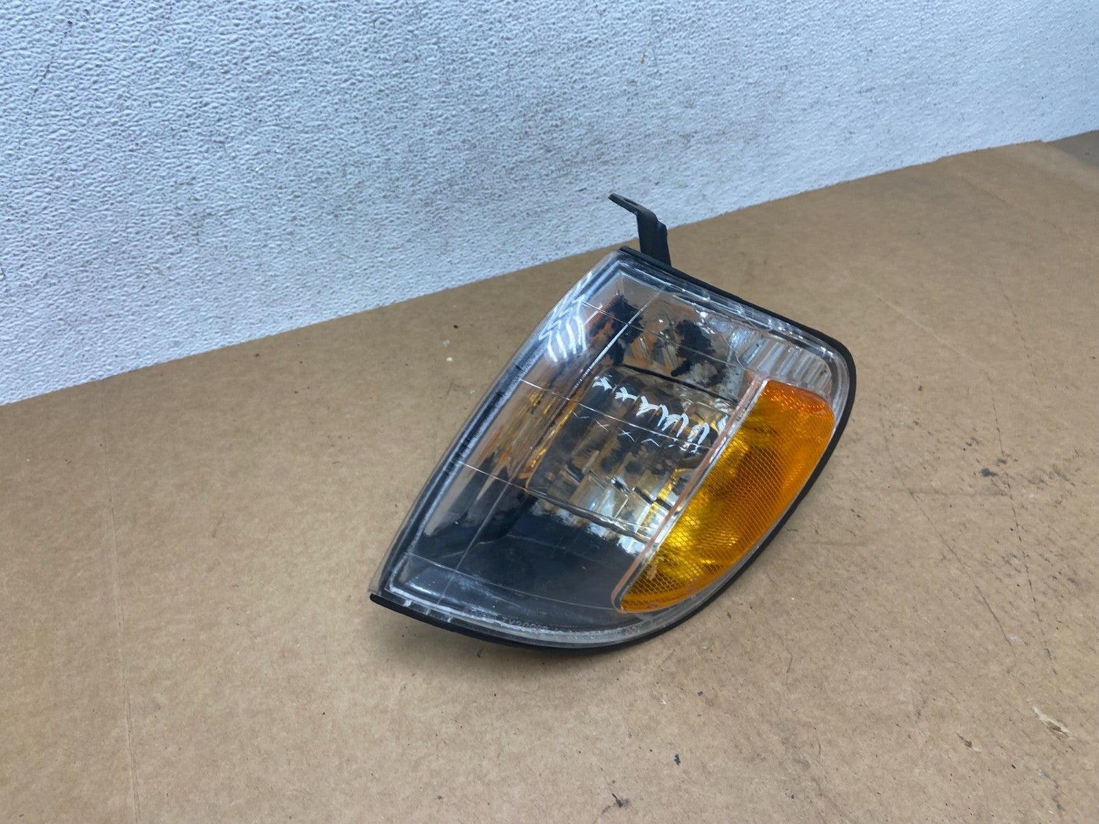 2005 to 2006 Toyota Tundra Left Driver LH Side Turn Signal Light AE3021 DG2