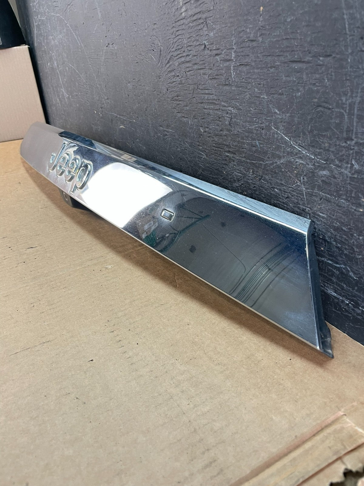 2011-2013 Jeep Grand Cherokee Liftgate Garnish Molding Trim W/ Camera AE8416 DG1
