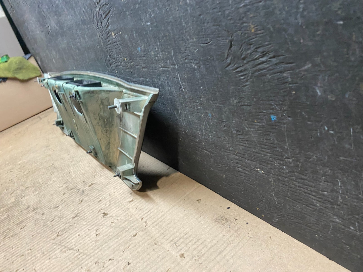 2000 2001 Infiniti I30 Rear Trunk Deck Lid Finish Panel License Plate Trim J730110
