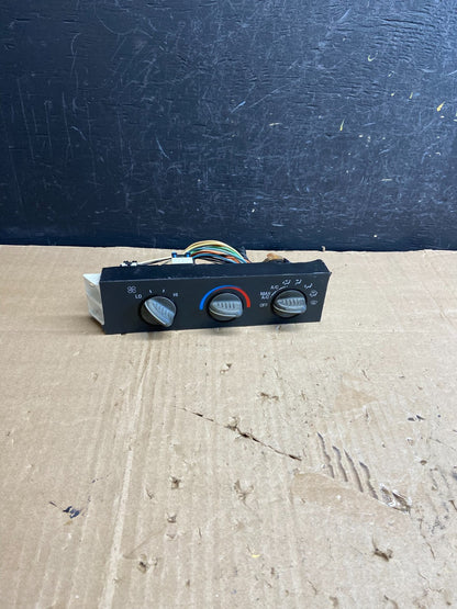 2001 - 2007 GMC Chevrolet Express 1500 Climate Control A/C AE1772 DG0
