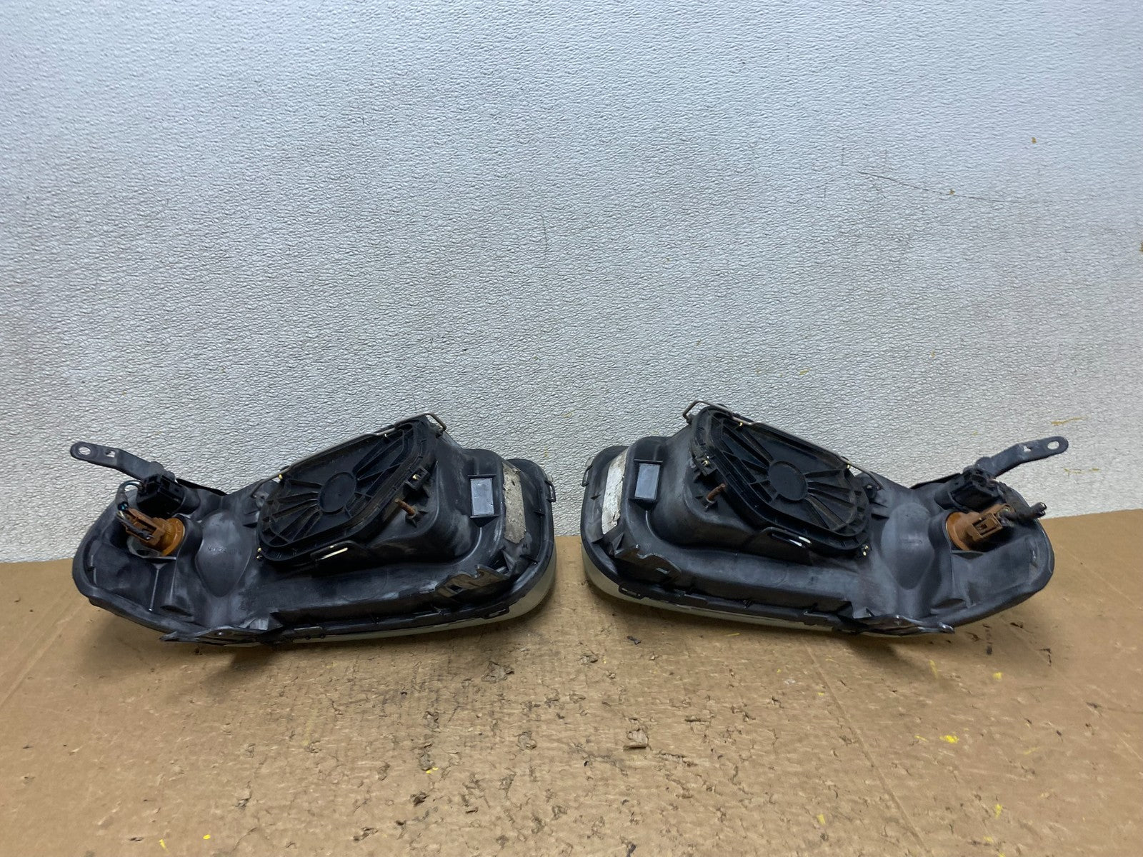 2005 to 2007 Ford Escape Headlights Left+Right Side Set Halogen V8443 DG10
