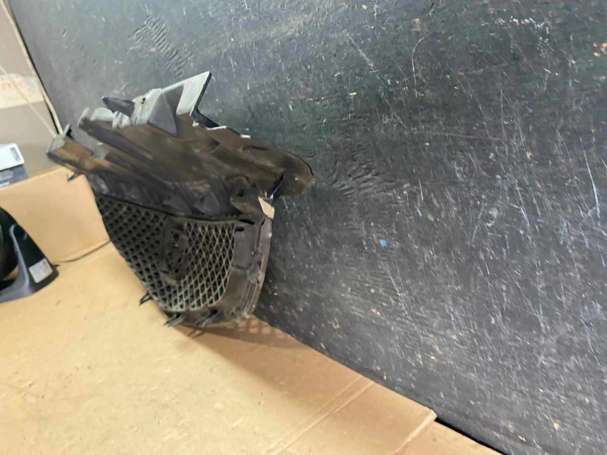 2002 2003 Mazda MPV Front Upper Grille Grill P5955 DG7