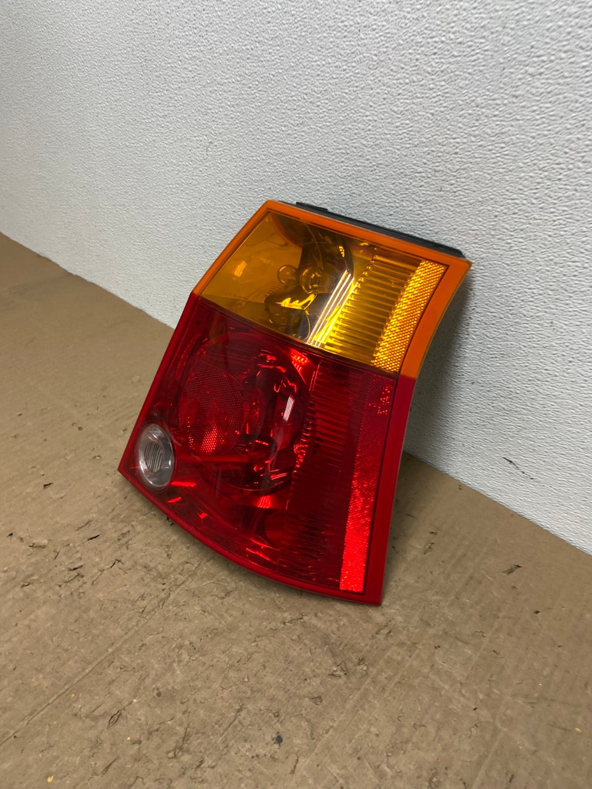 2004 to 2006 Chrysler Pacifica Right Passenger Rh Side Tail Light  AC0293 LK1