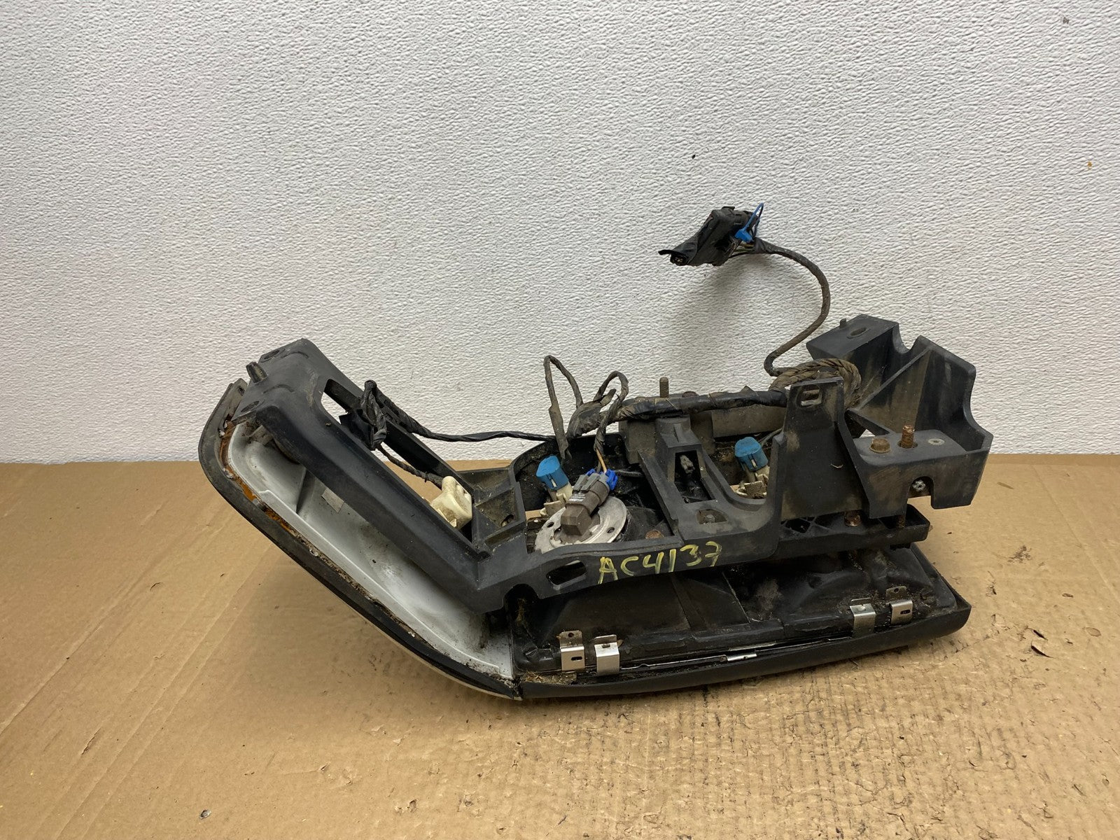 1994 1995 1996 Cadillac Deville Right Passenger Halogen Headlight AC4137 DW3