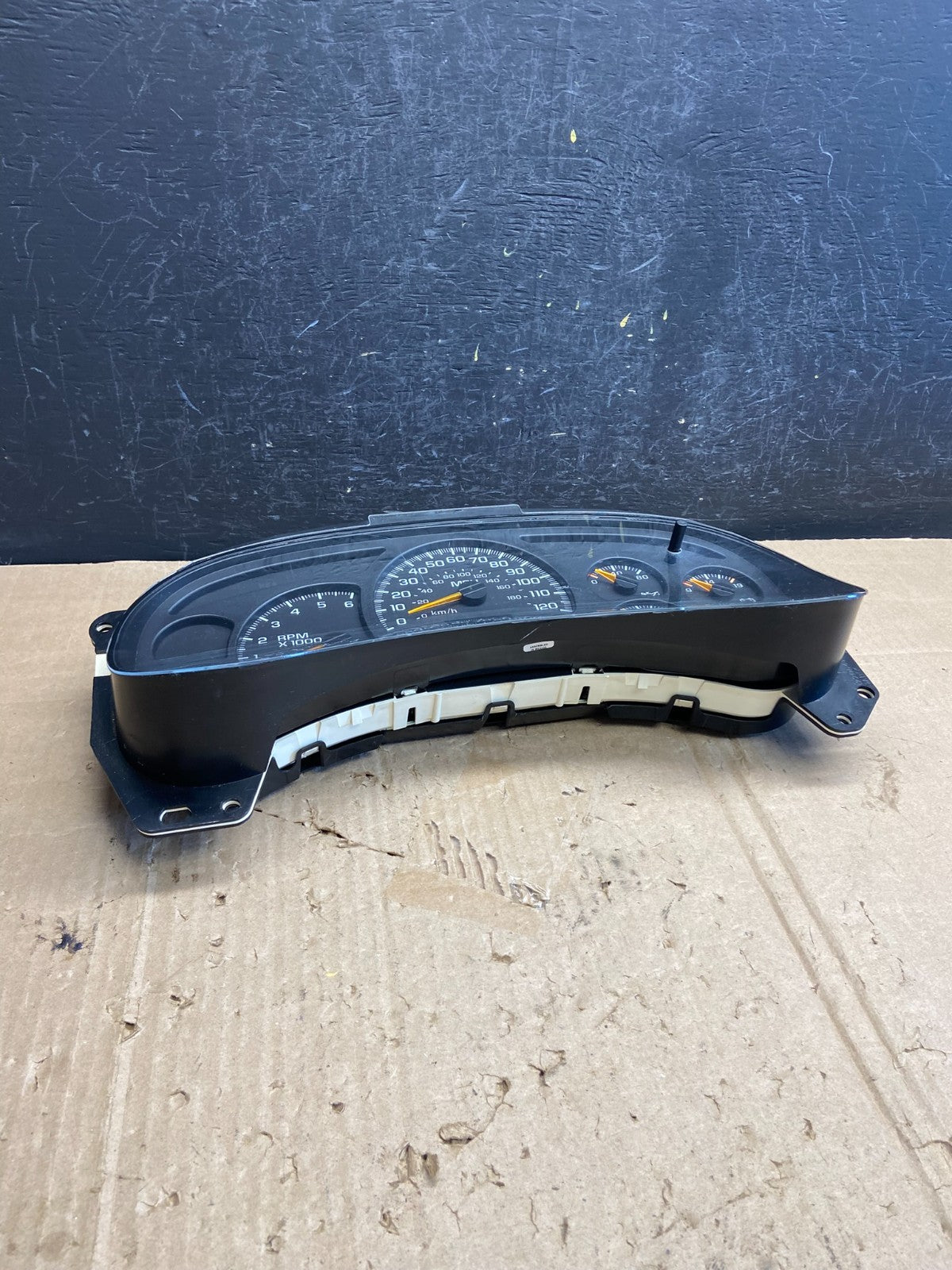 2003 to 2006 Chevrolet Silverado Yukon Cluster Gauge Speedometer AE1888 DG5