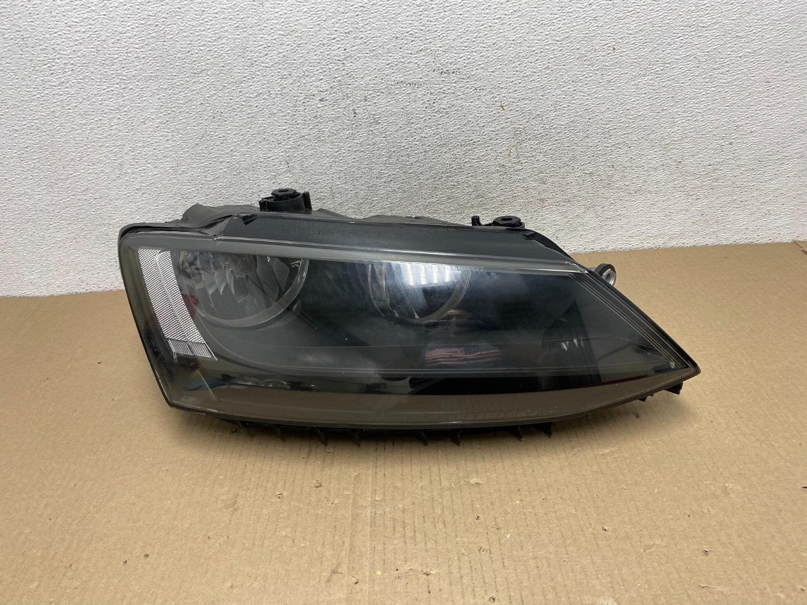 2011 to 2014 Volkswagen Jetta Right Passenger RH Headlight Halogen AE9490 DW0