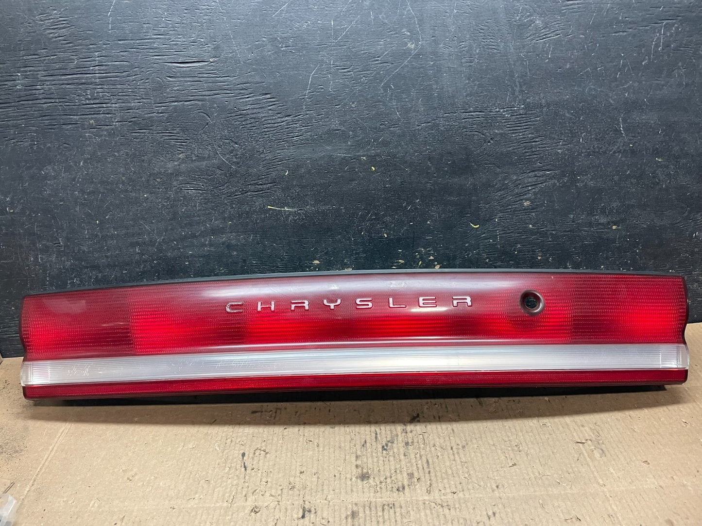 1993 to 1997 Chrysler Concorde Center Trunk Tail light Y1299 DG0