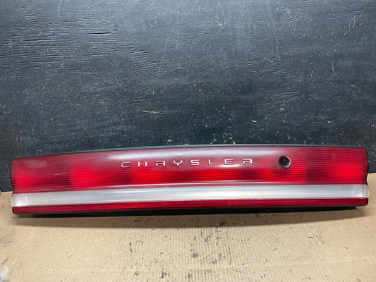 1993 to 1997 Chrysler Concorde Center Trunk Tail light Y1299 DG0
