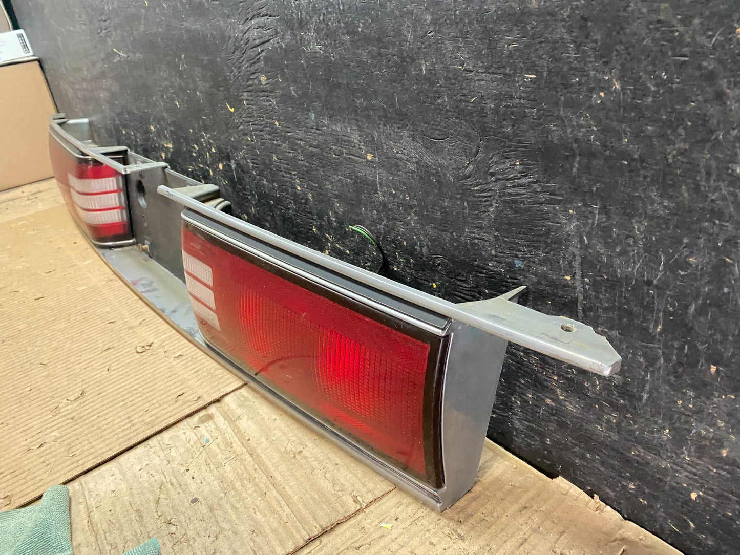 1992 to 1995 Buick Lesabre Trunk Rear Center Tail Light Panel W5851 DG1