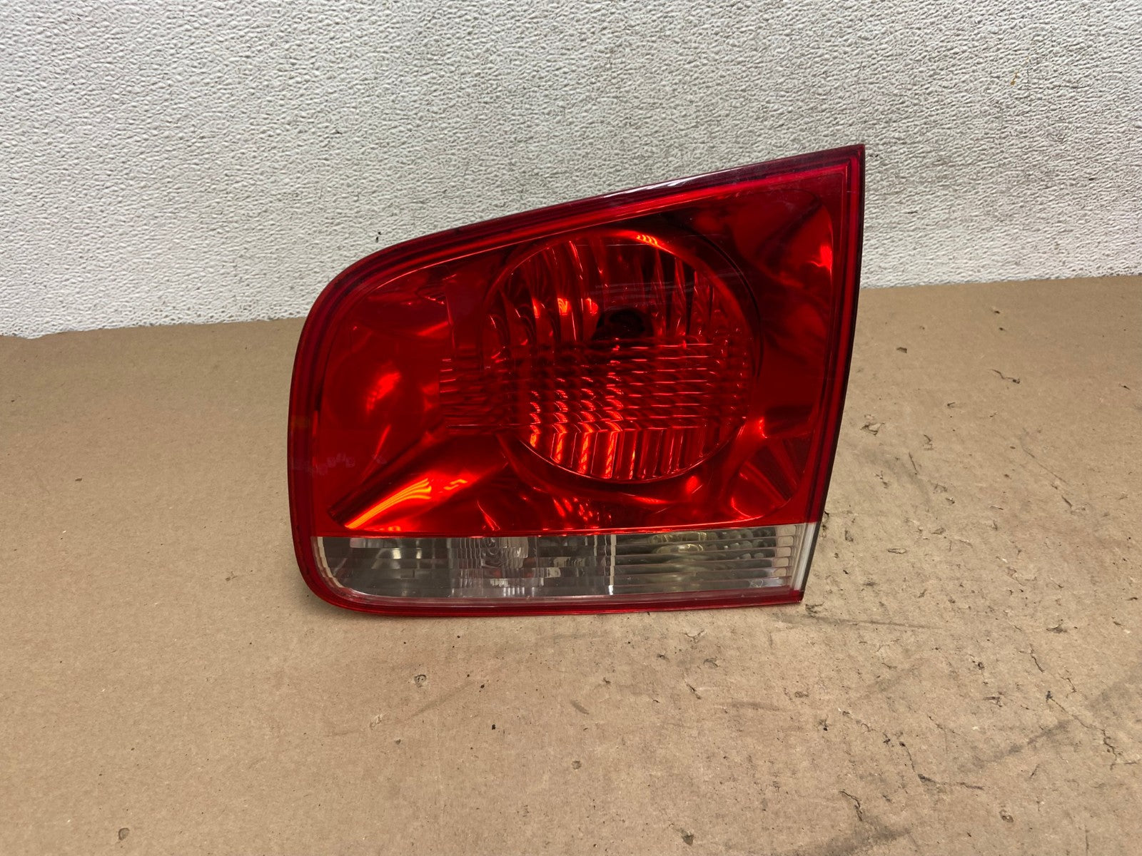 2004-2007 Volkswagen Touareg Right Passenger Rh Side Inner Tail Light AG42400