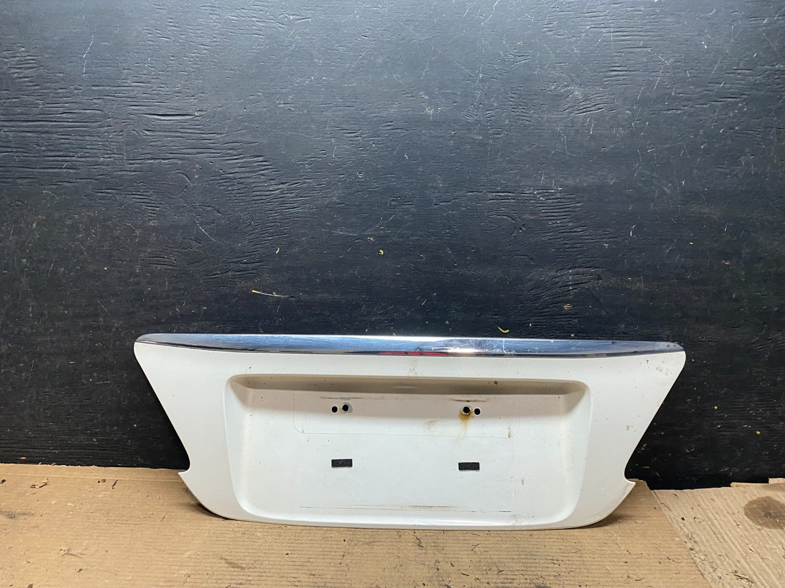 2010 to 2012  Lexus ES350 Rear Trunk Molding License Plate Panel Oem V9571 DG0