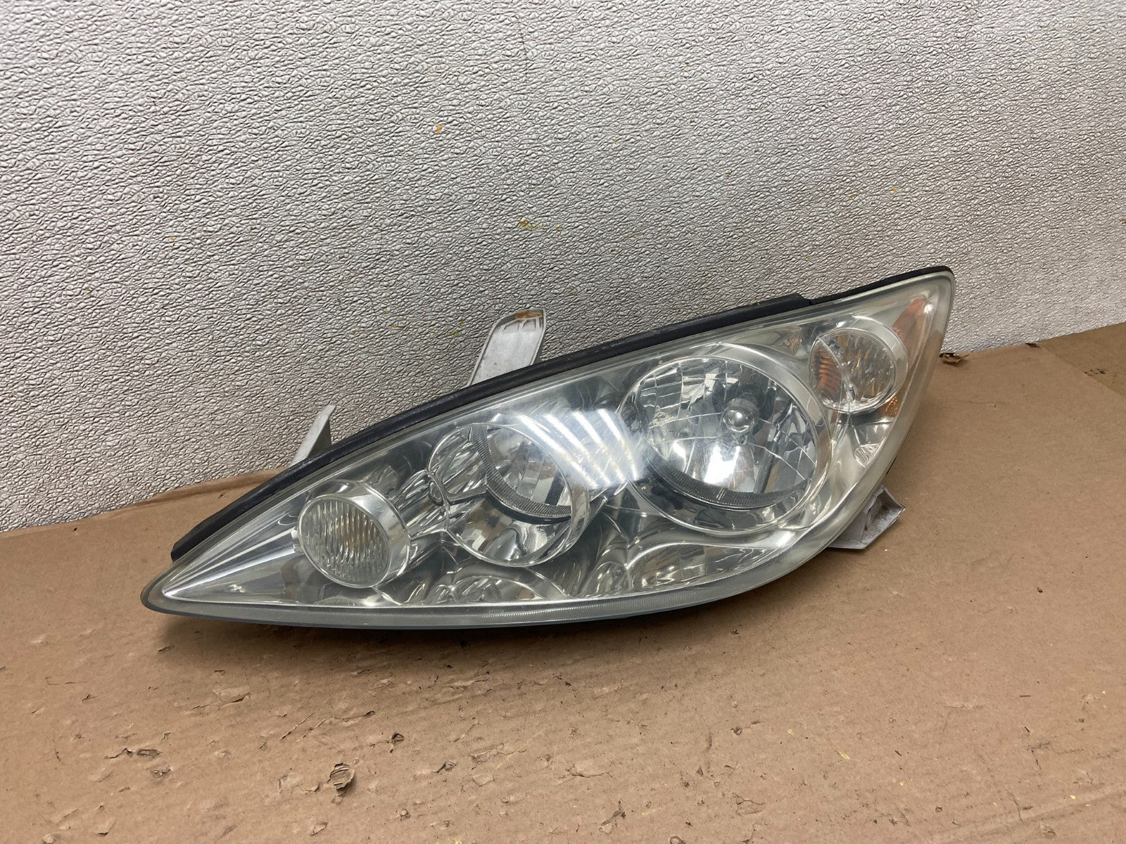 2005 to 2006 Toyota Camry Left Driver LH Halogen Headlight AB0201 DW0