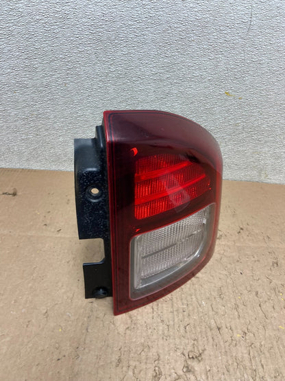 2014 - 2017 Jeep Compass Right Passenger Side Tail Light Y3178 DW2