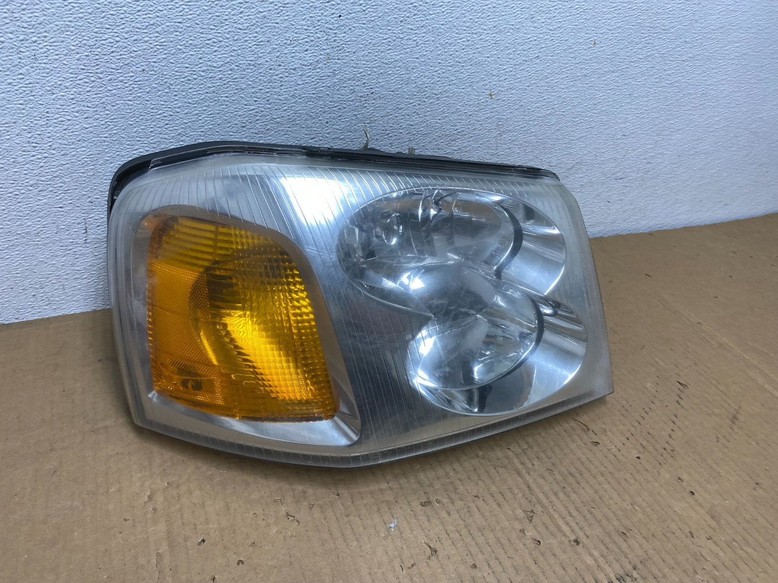 2002 to 2009 Gmc Envoy Right Passenger RH Side Headlight Halogen AD0949 DW2