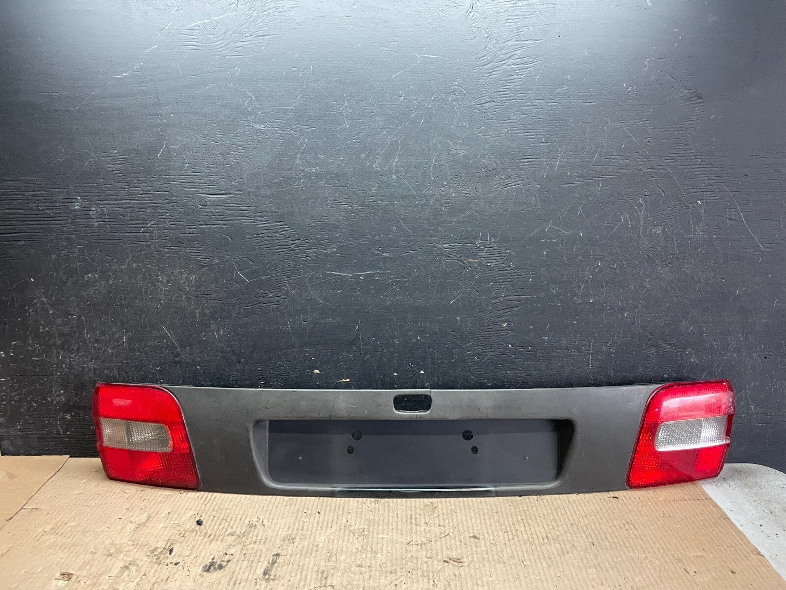 2000-2004 Volvo V40 Center License Plate Trim Panel Tail Inner Light L9386 DG0