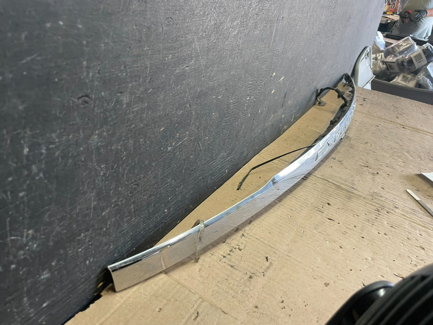 2011 to 2014 Ford Explorer Rear Tailgate Gate Trim Molding With Camera P8432 DG2