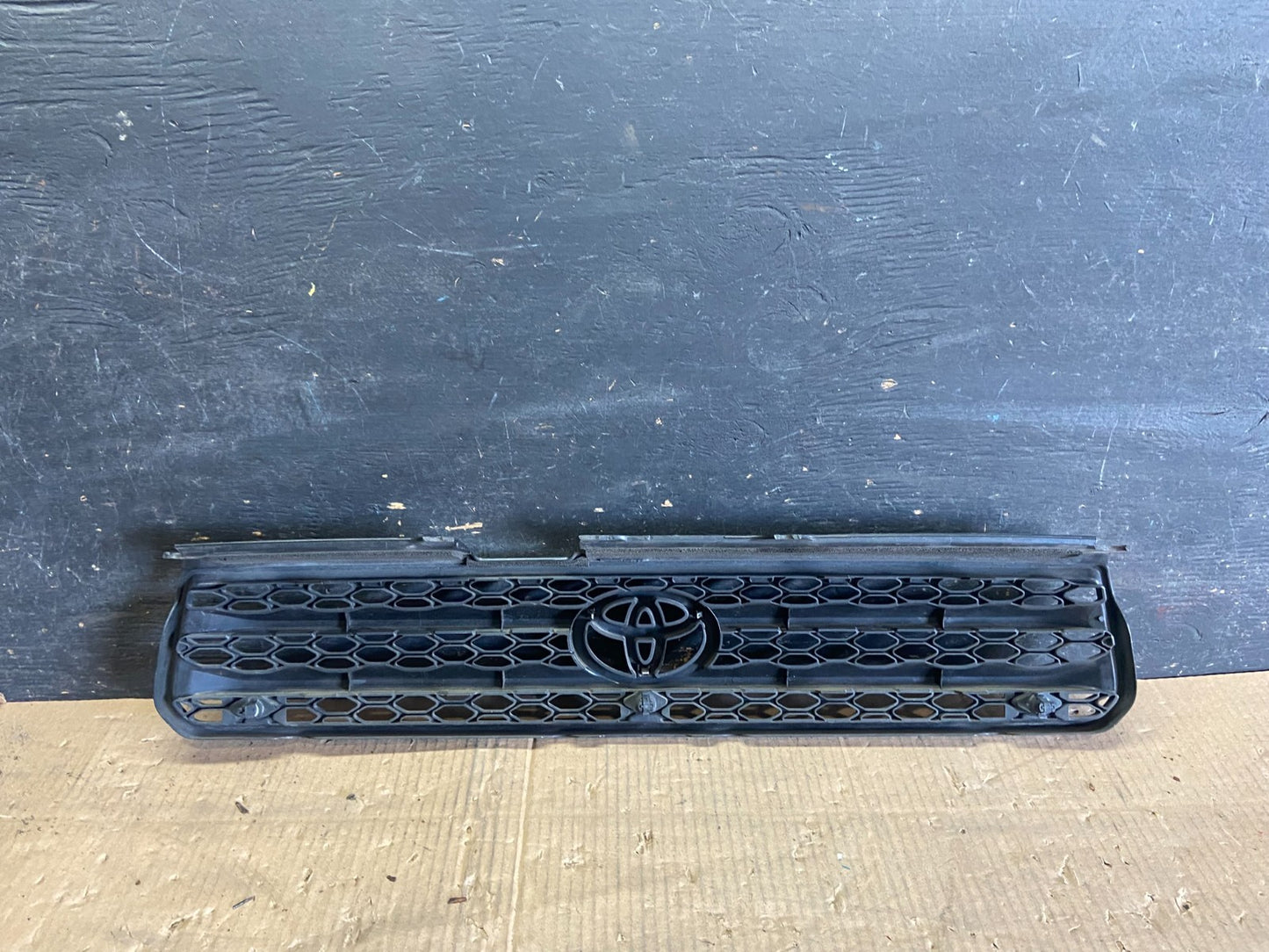 2004 2005 Toyota RAV4 Front Upper Grill Grille OEM R5501 DG8