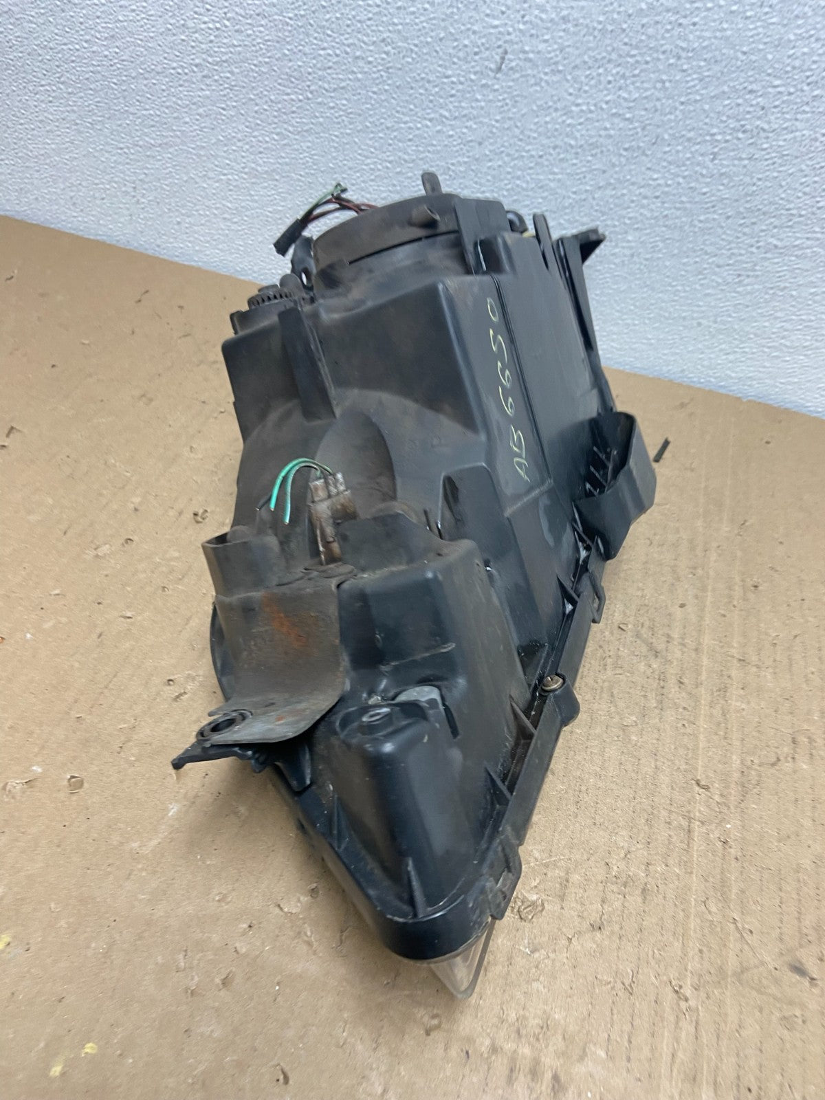 2001 to 2003 Mazda Protege Right Passenger RH Side Headlight OEM AB6650 DW8