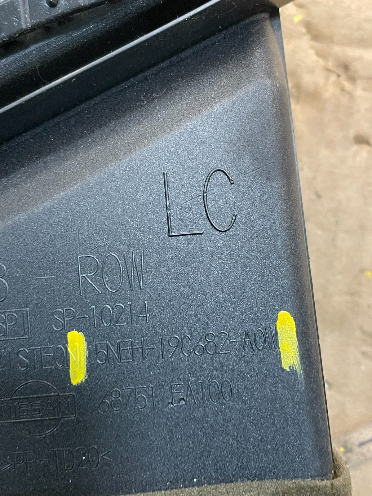 2005-2009 Nissan Xterra Center Left+Right Side Air Vent u2221 DG6