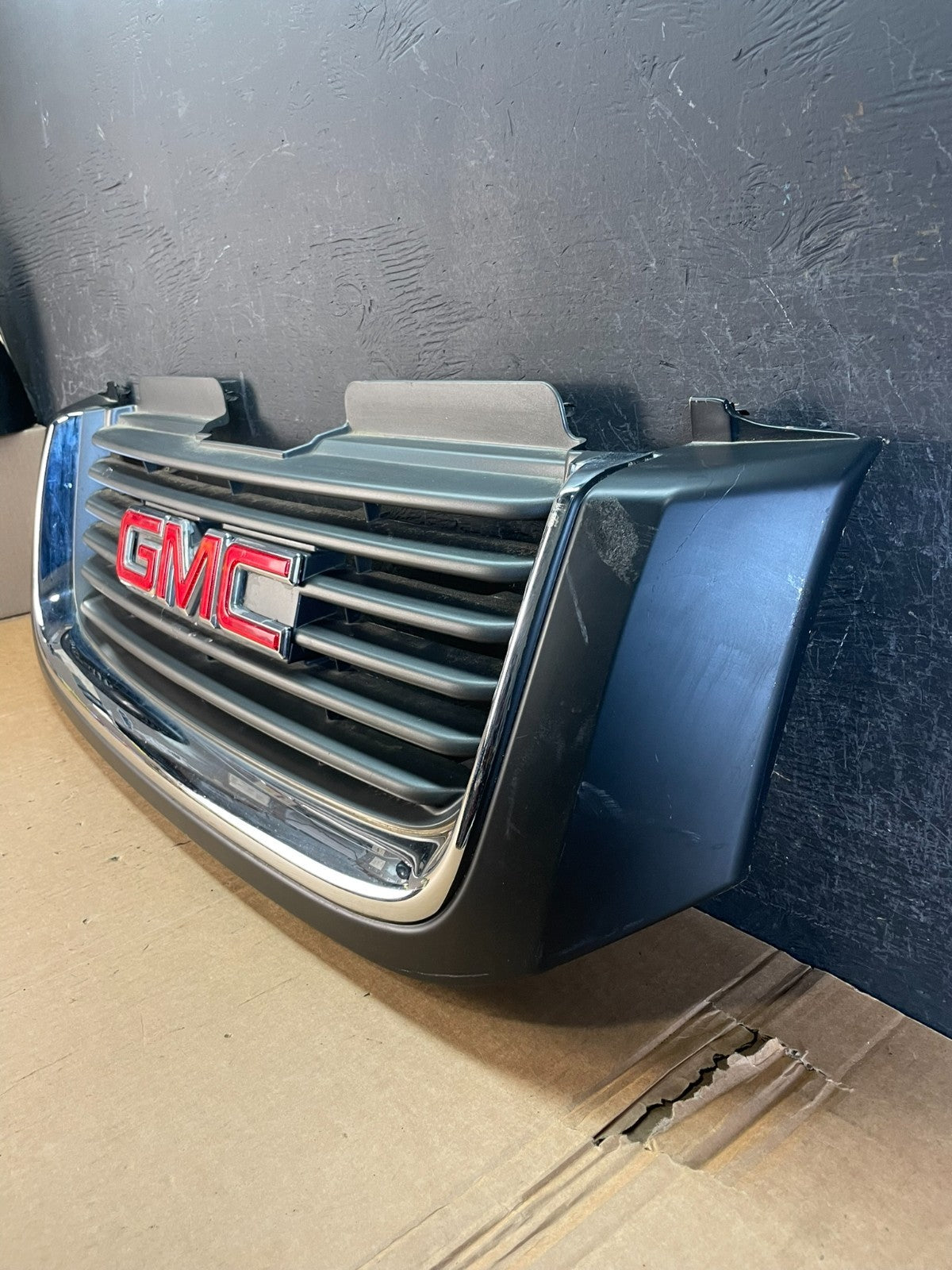 2002 to 2009 Gmc Envoy Front Upper Grill Grille AE8377 DW1