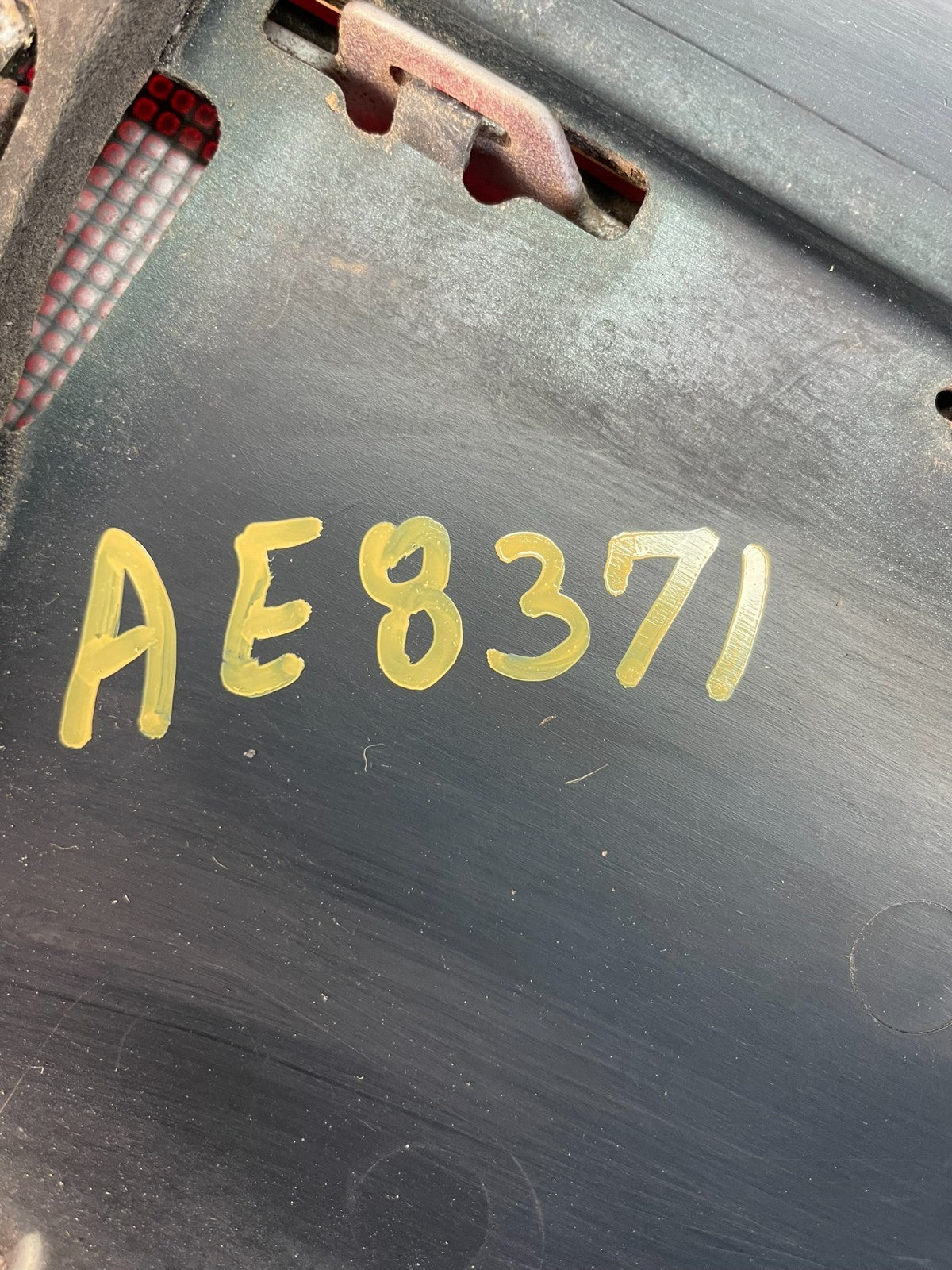 1997 - 1999 Saturn S Sedan Center Tail Light Lid Trunk Rear Panel AE8371 DG5