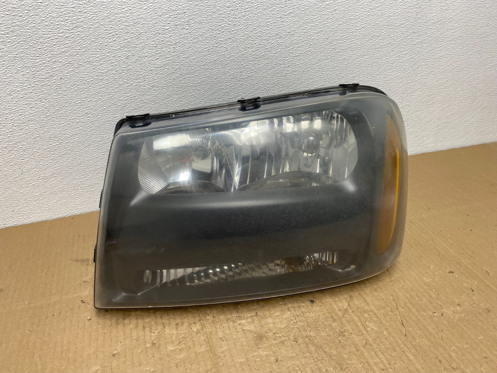 2006 2009 Chevrolet Trailblazer Left LH Headlight Flush Half Grille Bar AB83660