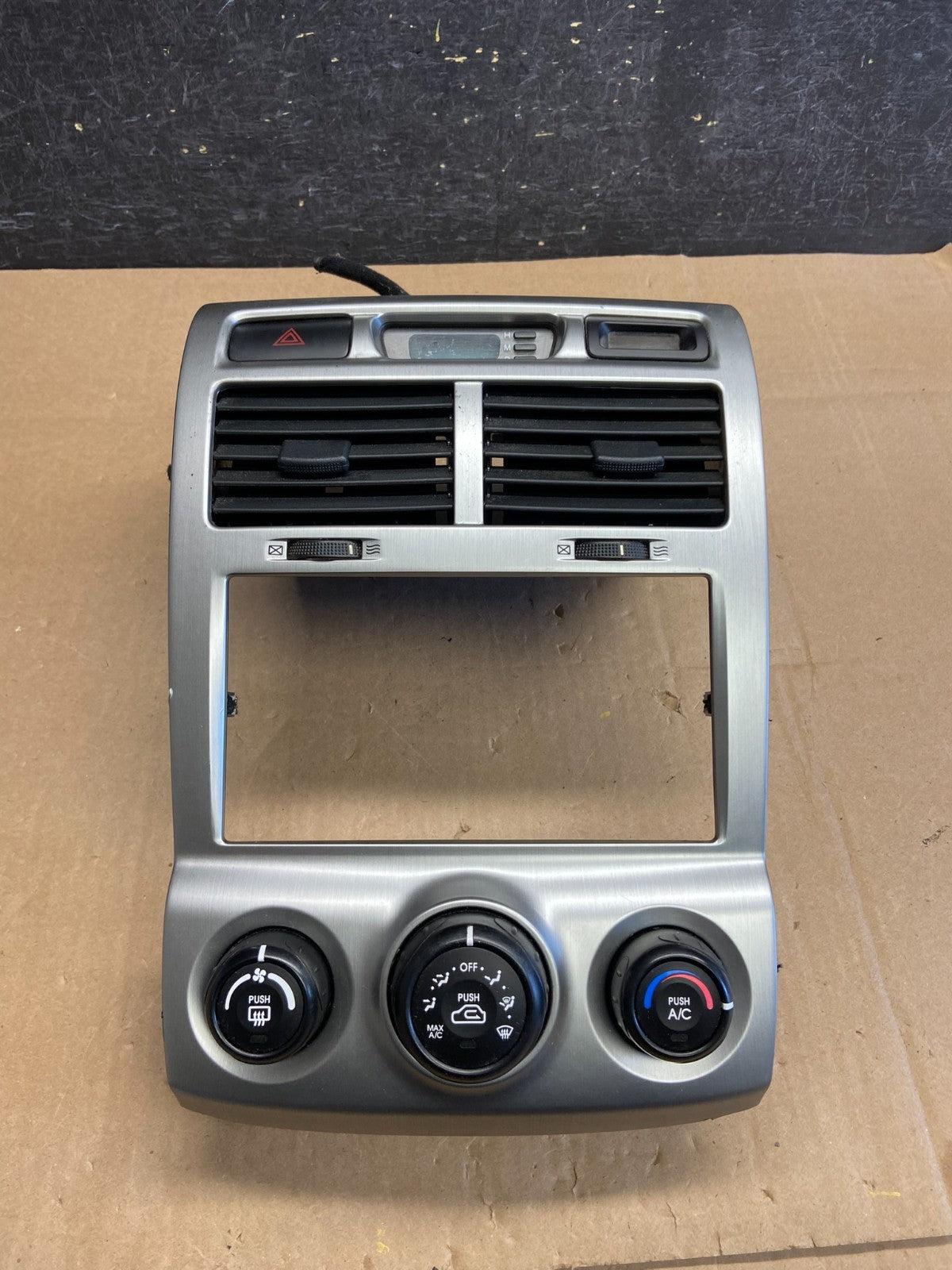 2009 to 2010 Kia Sportage Center Radio Climate Control Clock Trim AI3199 DG0