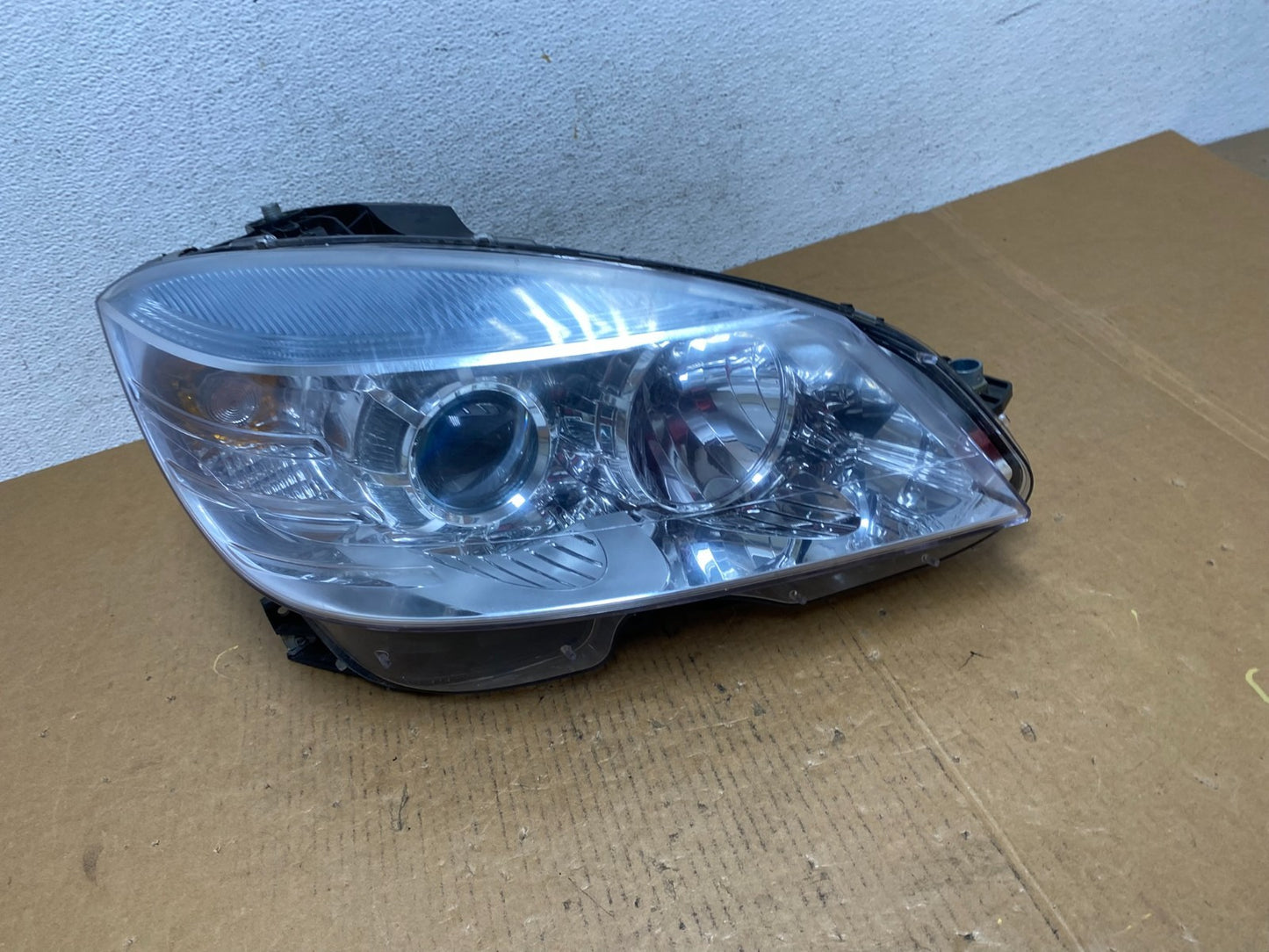 2008 to 2011 Mercedes Benz C-CLASS Right Passenger Side Headlight AD9333 DW0