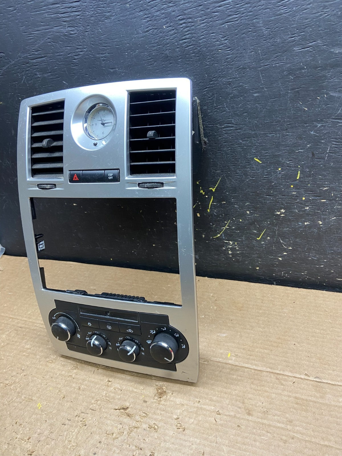 2005 to 2007 Chrysler 300 Dash Heater A/C Climate Control Radio Panel W3062 DG2