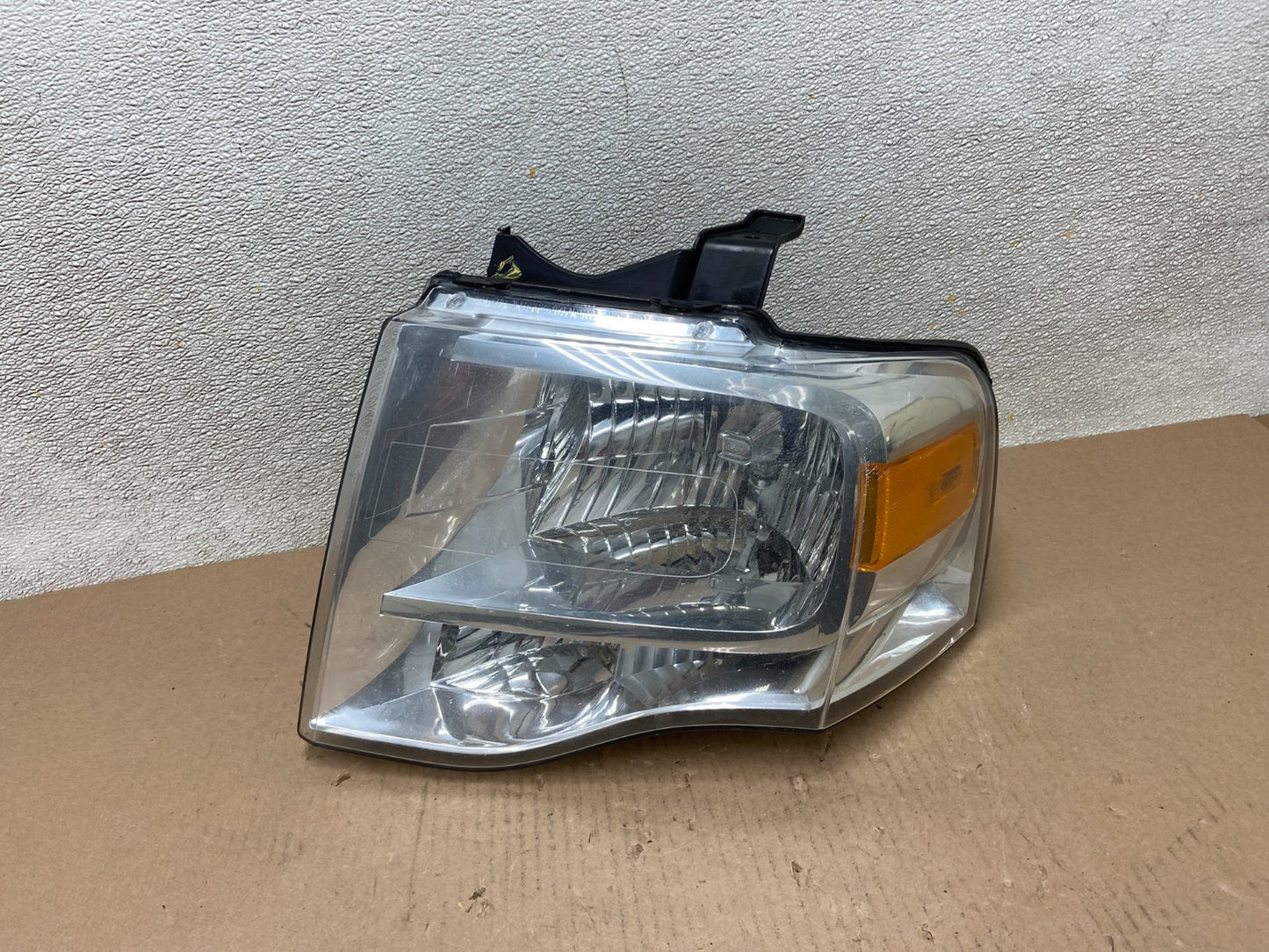 2007 - 2014 Ford Expedition Left Driver LH Side Headlight Halogen Oem AB5935 DW0