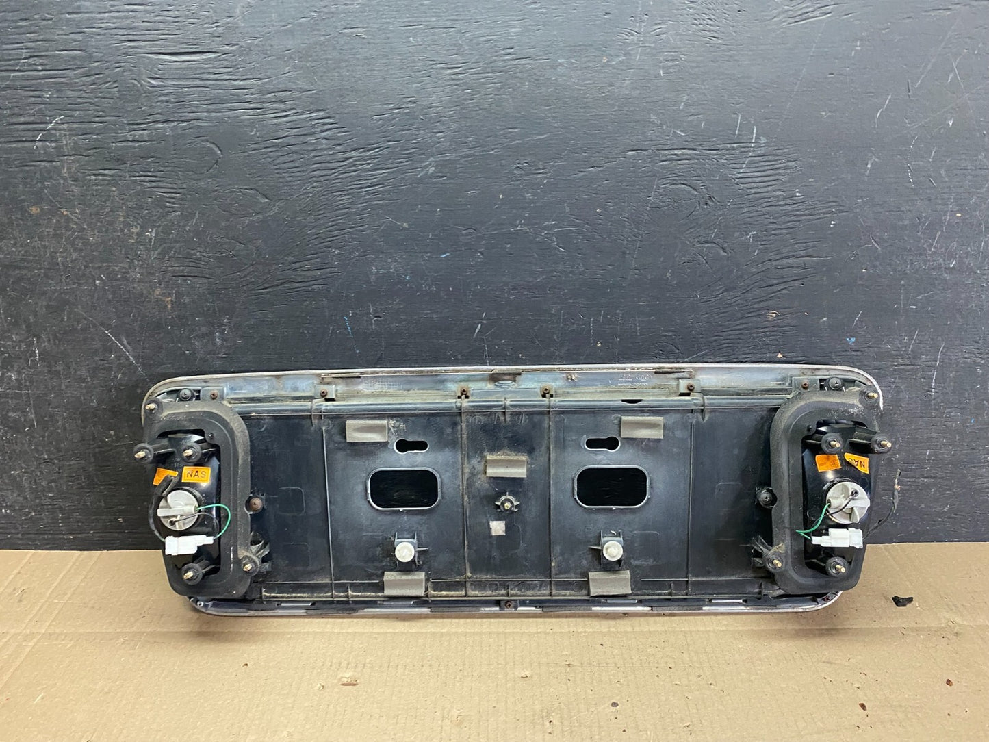 2003 - 2005 Hyundai Xg Trunk Lid Trim License Panel W Reverse Light i7414 DG4