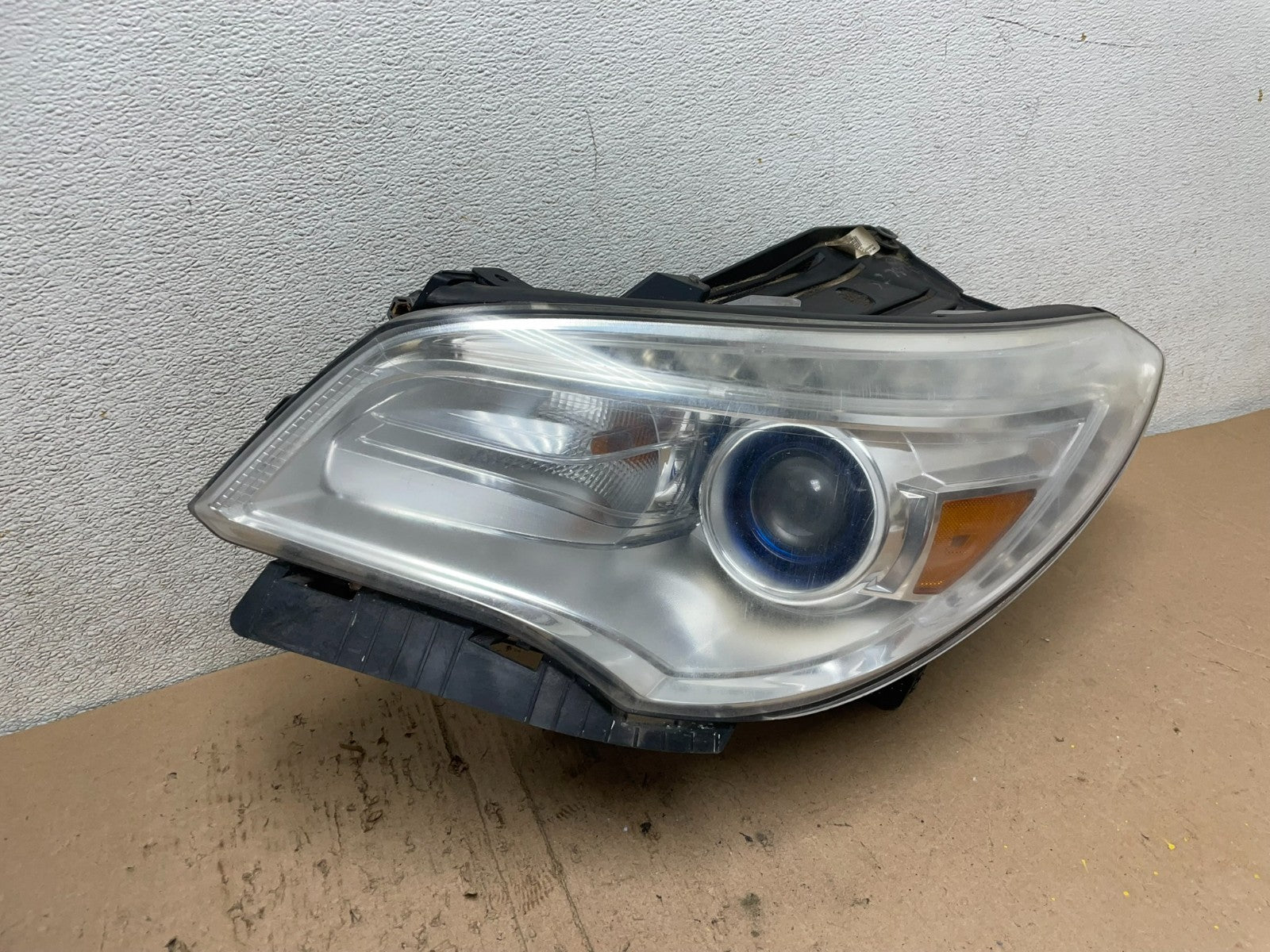 2013-2017 Buick Enclave Left Driver Headlight Xenon Hid One Ballast OEM Q5063 DW2