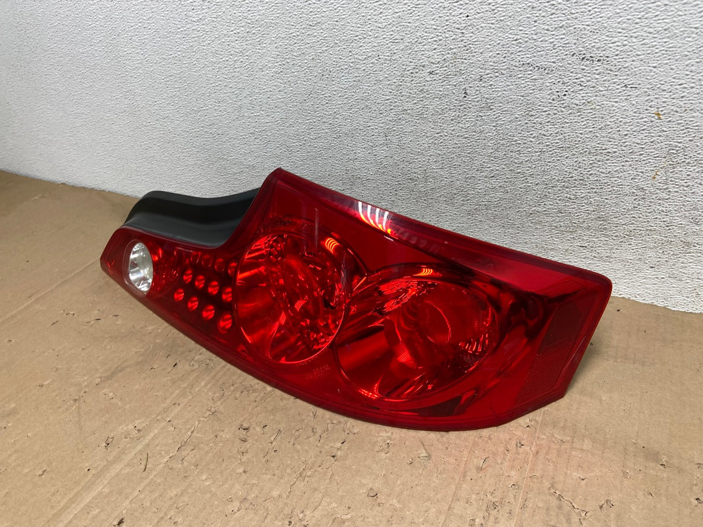2003 - 2005 Infiniti G35 Coupe Right Passenger Rh Outer Tail Light AE9385 LK1
