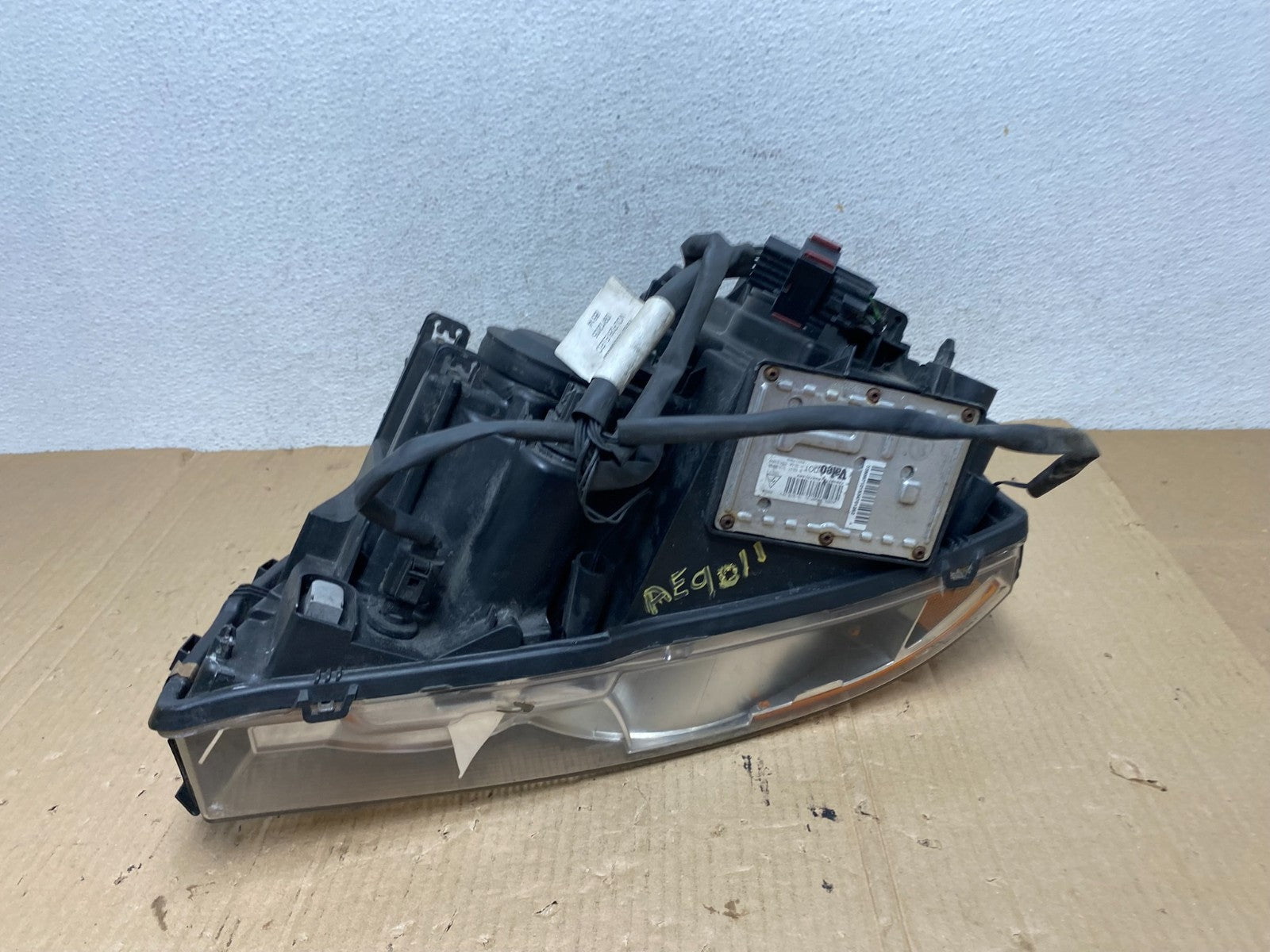 2003 to 2006 Volvo XC90 Right Passenger Rh Side Headlight Xenon AE9011 DW8
