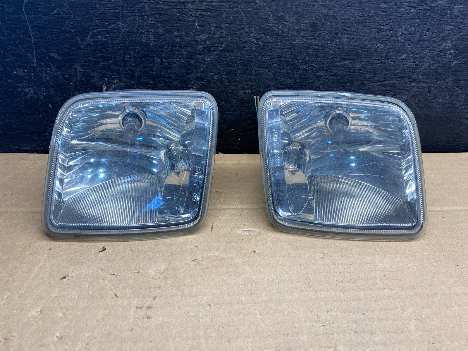 2005 to 2011 Mercury Mariner Left+Right Set Side Fog Light AE8198 DG0