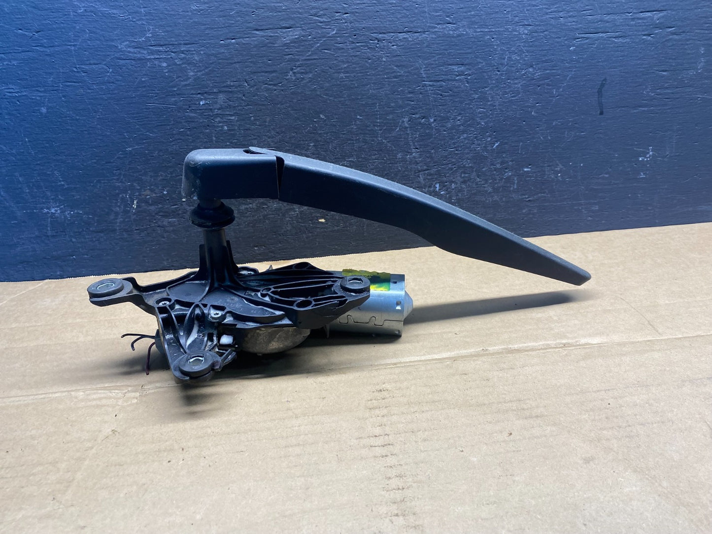 2011 to 2019 Ford Explorer Rear Windshield Wiper Motor ad3526 DG1