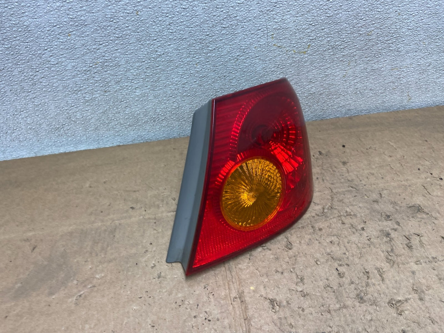 2003 to 2005 Toyota Corolla Right Passenger RH Side Tail Light Oem Y7140 DW2
